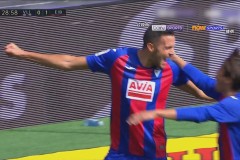 巴塞罗那逆转胜皇家社会，莱万梅开二度登顶西甲积分榜